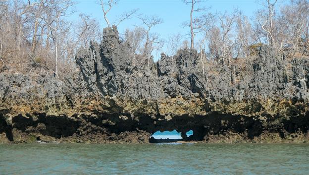 Wir fahren mit dem Beiboot an einer Naturbrücke vorbei. Darüber sind sehr groteske Steinformationen zu sehen. Wie sie entstanden sind, wissen wir nicht genau. Möglicherweise haben sie einen vulkanischen Ursprung.